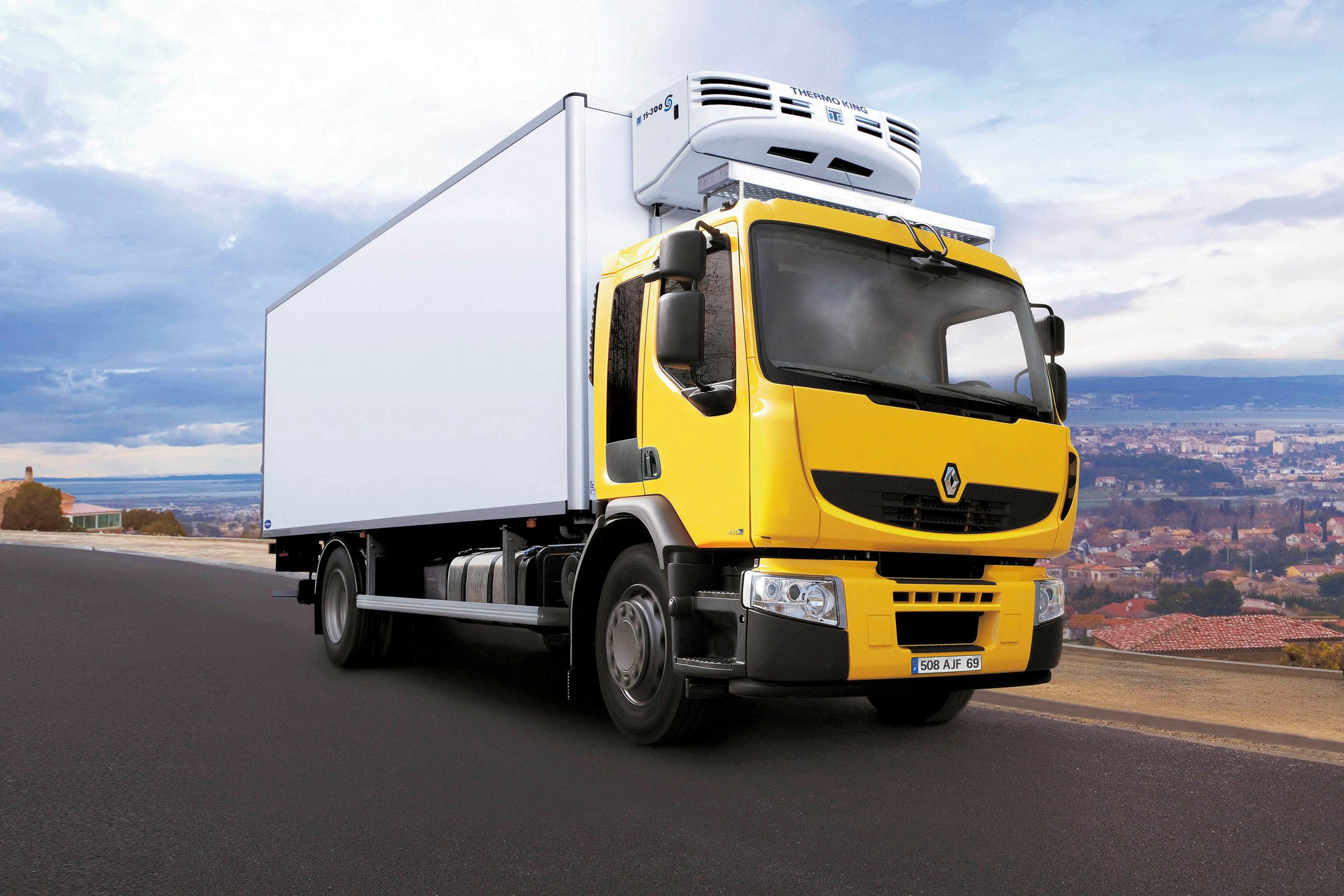 Перевозка грузов 10 тонн. Renault грузовой. Renault Premium distribution. Рено трак премиум. Грузовик Рено премиум.