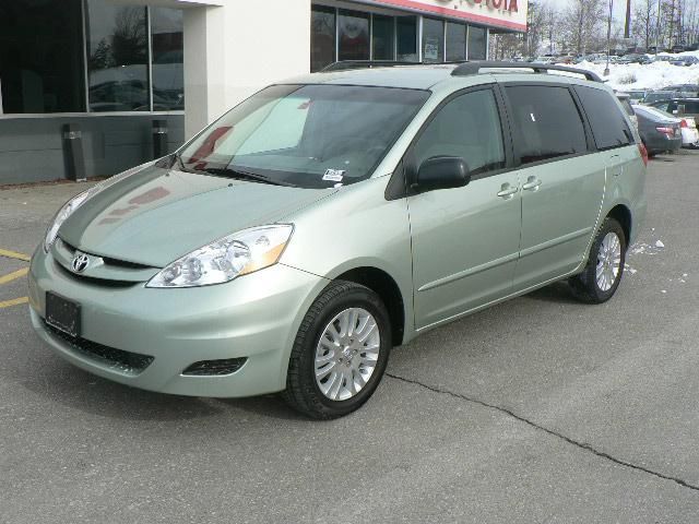 toyota sienna le awd-pic. 3