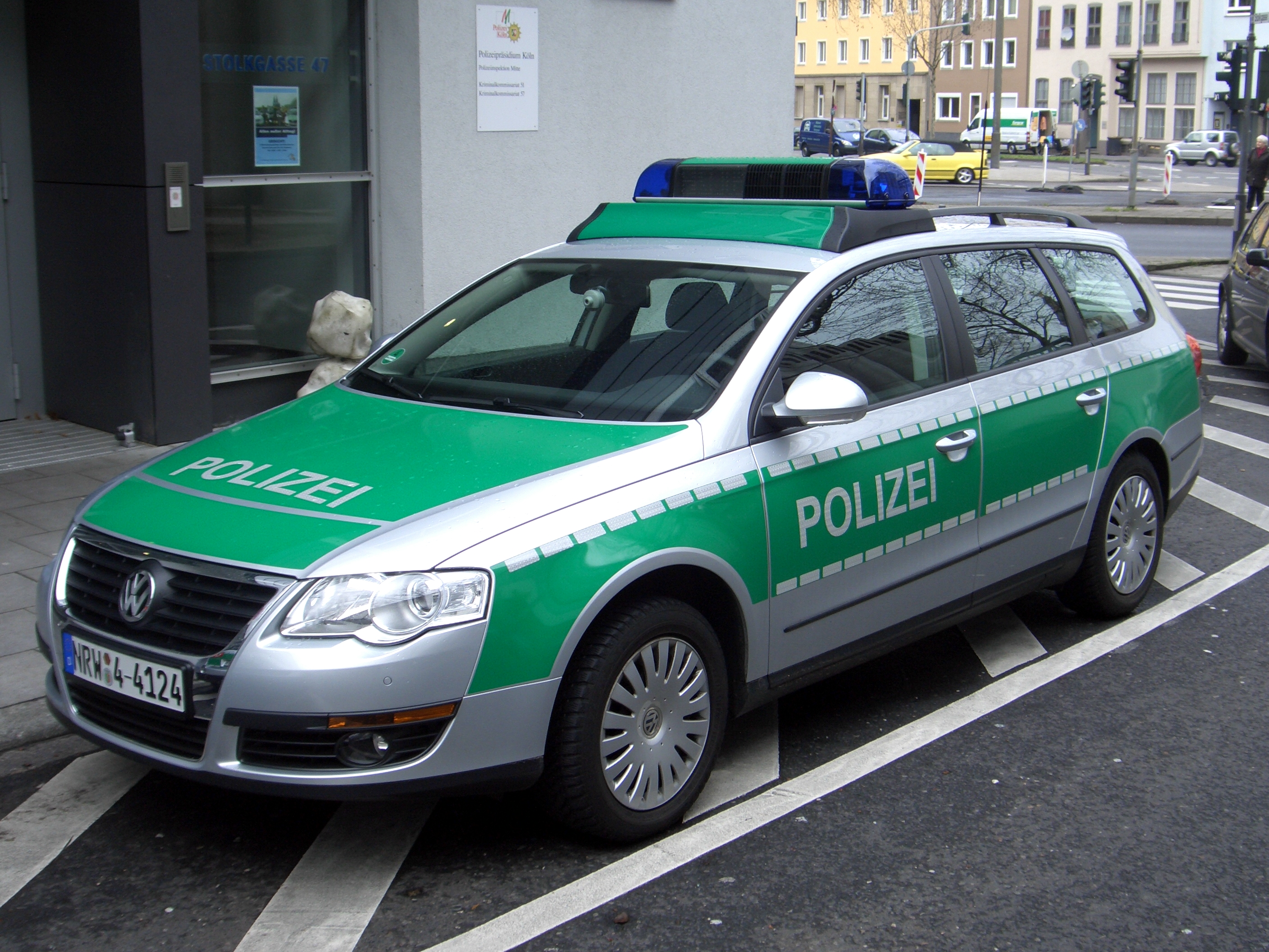 Зеленая полицейская машина. Фольксваген Пассат полиция Германии. VW Passat Police. Volkswagen Passat полиция. VW Polizei.